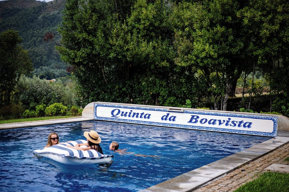 Piscina exterior, com vista montanha