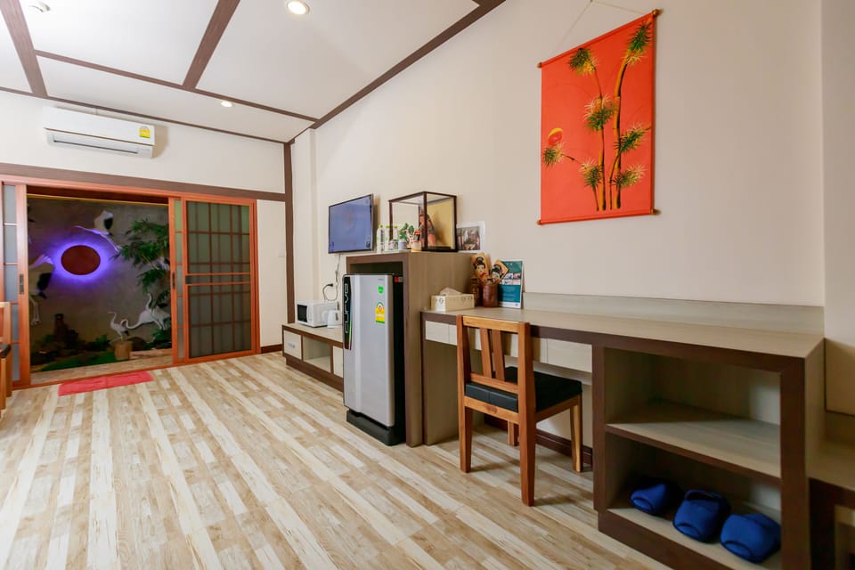 Deluxe Triple Room | Living area
