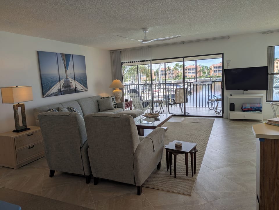 Watch TV and the marina simulataneously