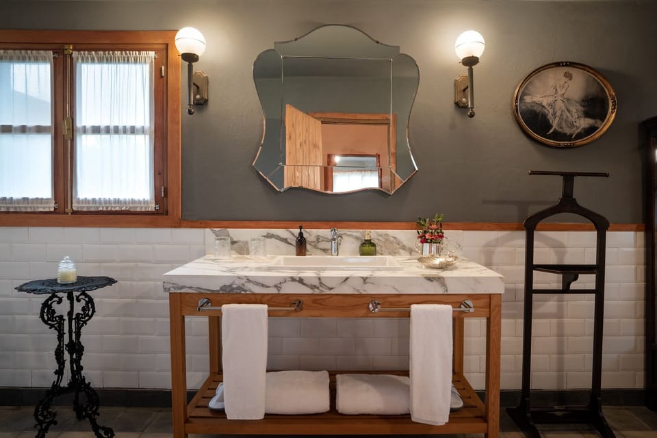 Luxury Room | Bathroom | Rainfall showerhead, free toiletries, hair dryer, slippers