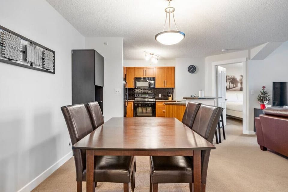 Dining area with seating for 4 at the table and 2 at the kitchen island.