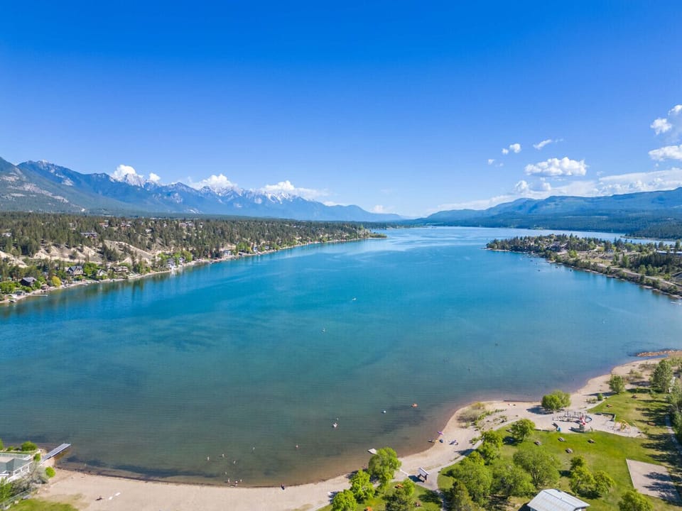 Lake Windermere Pointe is a 2-minute walk from James Chabot Beach`s summer sand and winter ice skating.
