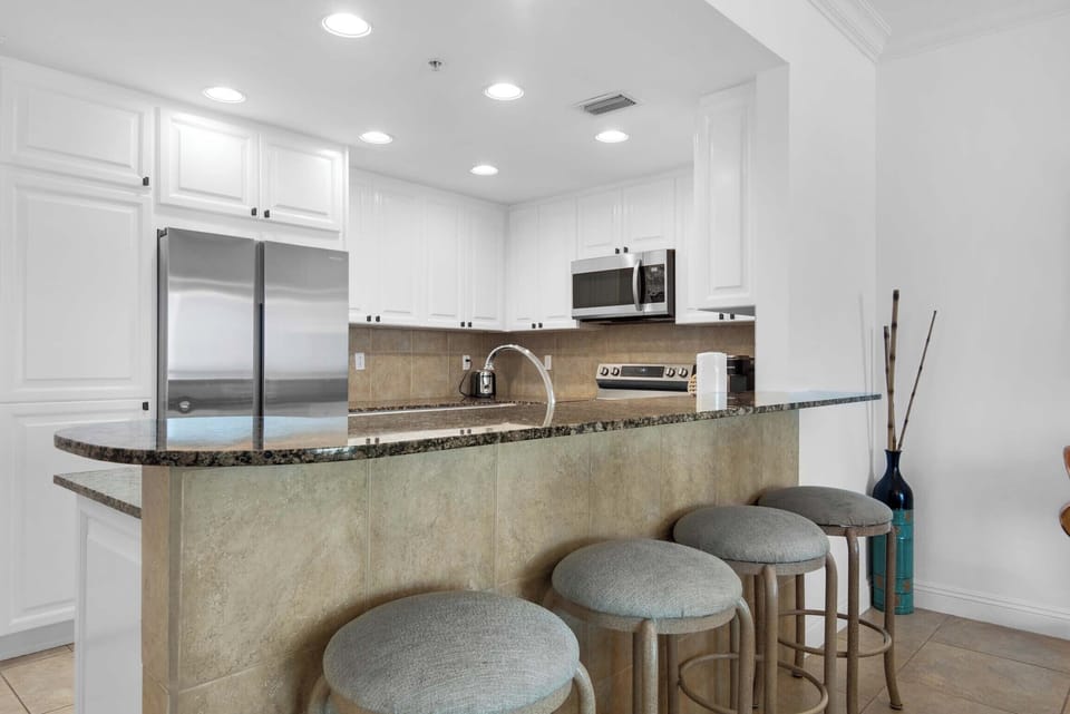 Eat-in kitchen bar with seating for four