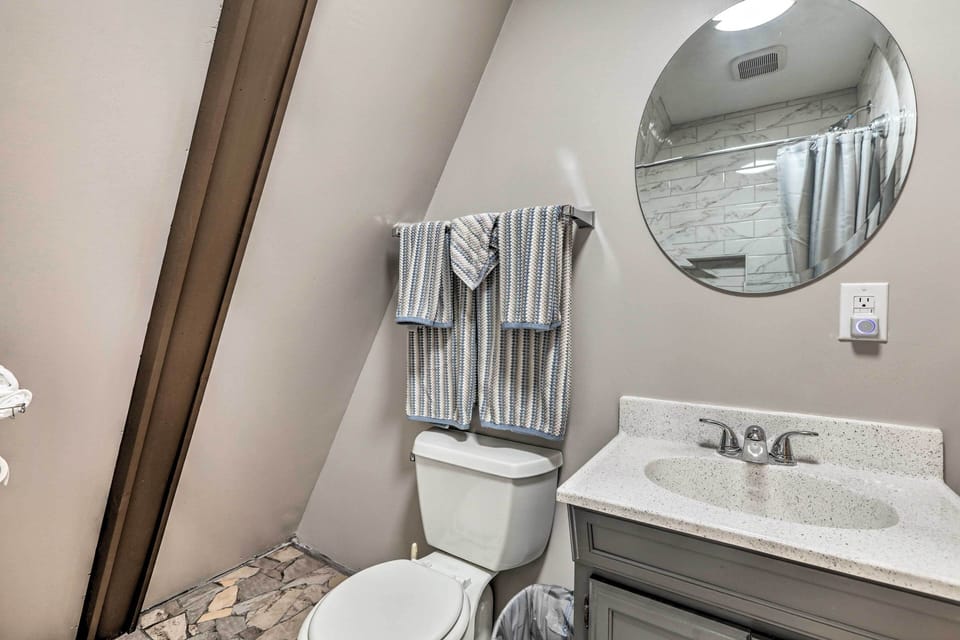Full Bathroom | 2nd Floor