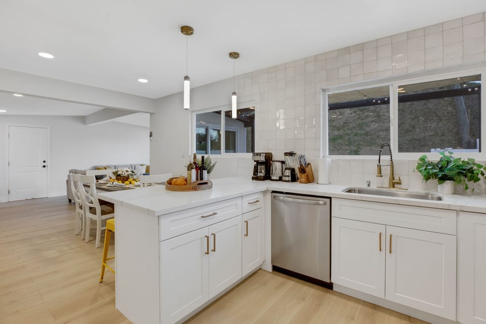 Gourmet fully stocked kitchen