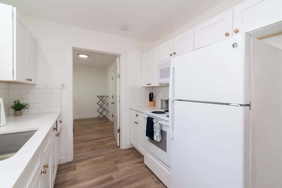 Fully equipped kitchen with modern appliances, ideal for cooking your favorite meals during your stay