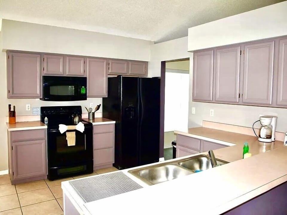 A fully equipped kitchen with all you'll need 