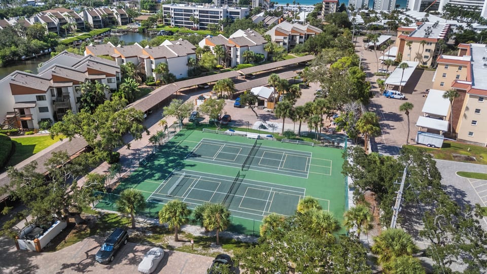 Midnight Cove II by Tropical Sands Accommodations Tennis Courts