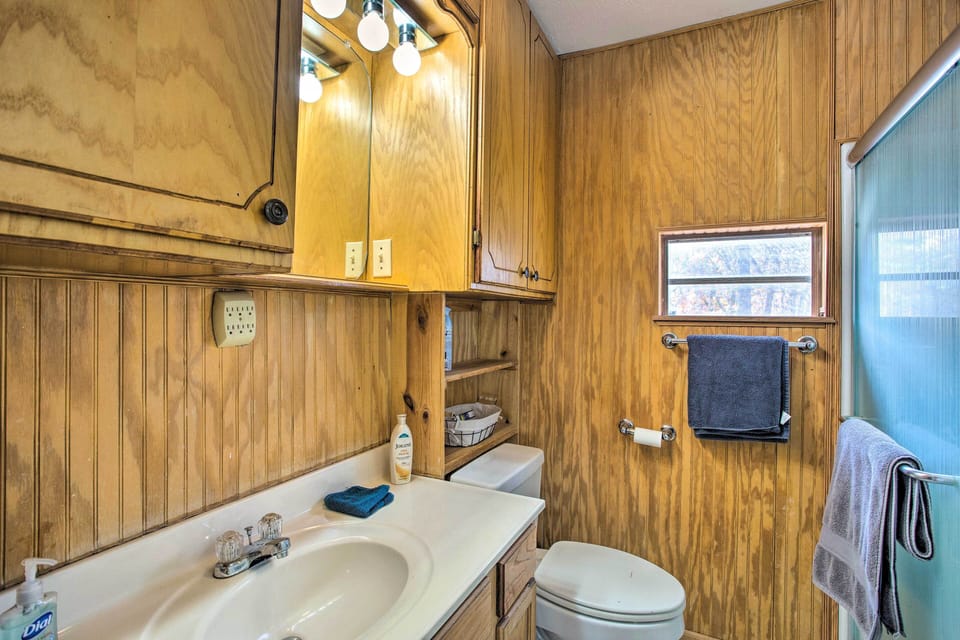 Full Bathroom | Towels Provided | Complimentary Toiletries