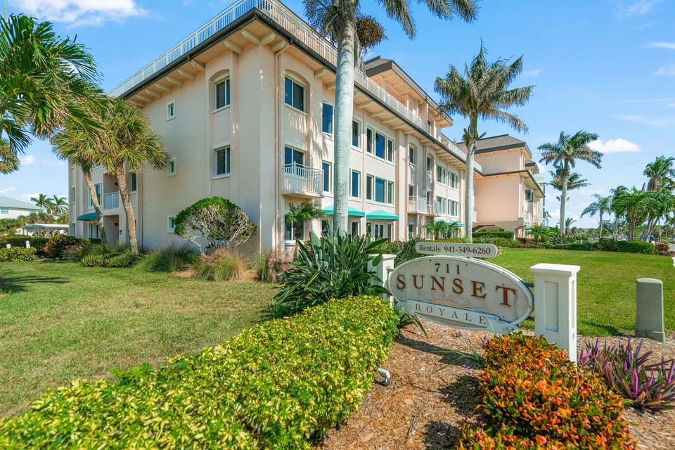 Sunset Royale - Tropical Sands Accommodations