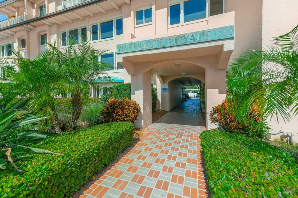 Sunset Royale - Tropical Sands Accommodations