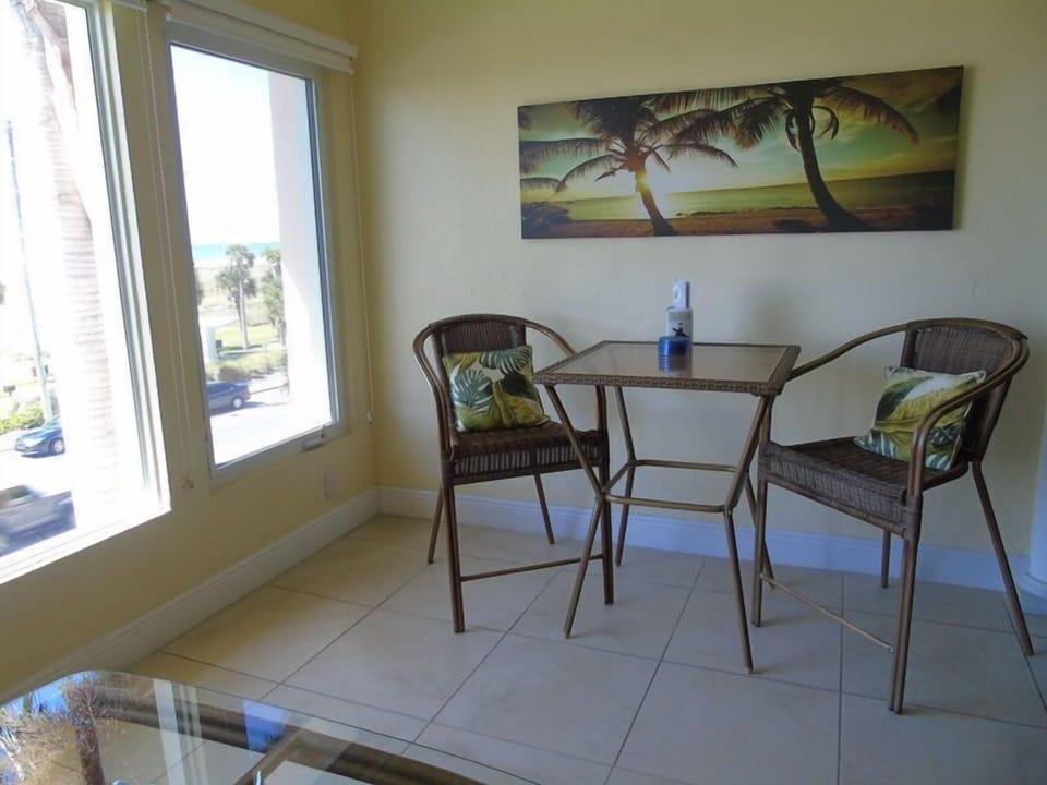 Screened lanai with comfortable seating