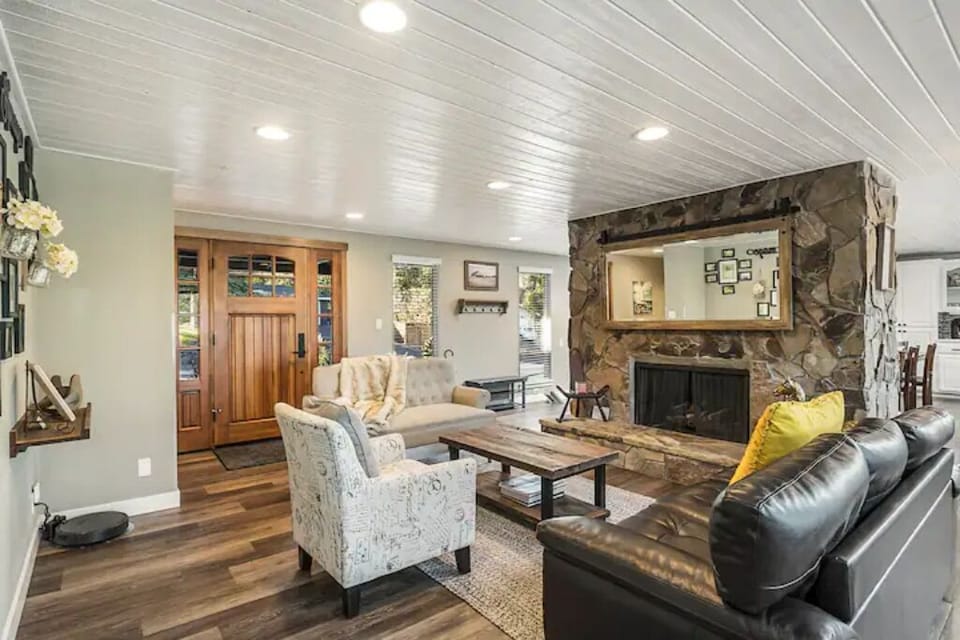 Living room w/ gas fireplace