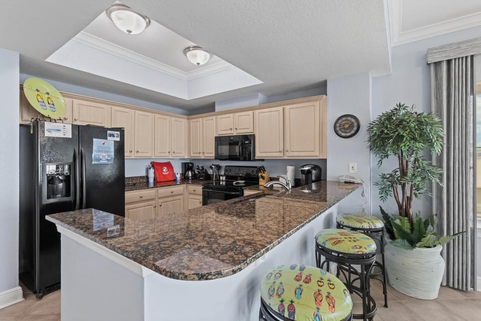 Breakfast bar and kitchen