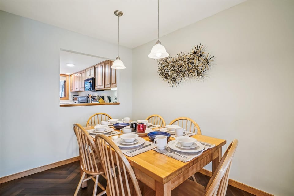 Gather around the spacious dining table that comfortably seats six, perfect for breakfasts before the slopes or relaxed evening dinners.
