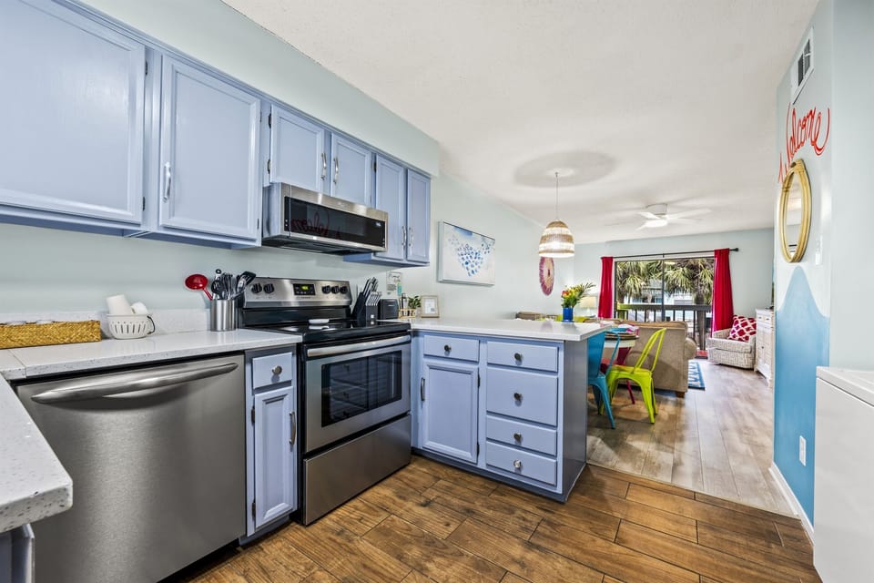 Cook up family favorites in a modern kitchen with vibrant touches. Ideal for staying in or preparing meals to take to the beach! 🍳🌊