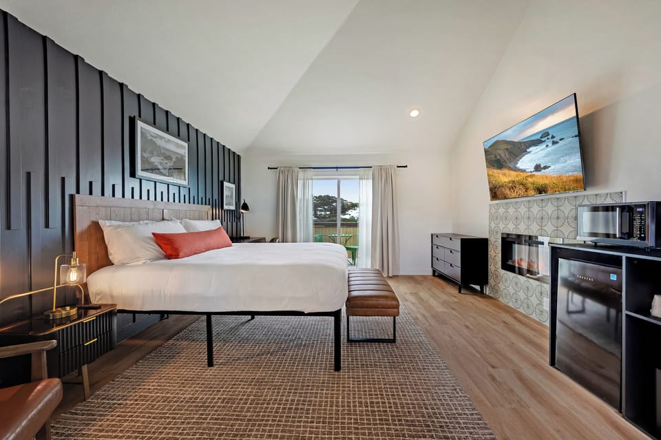 Comfort Room, 1 King Bed | Iron/ironing board, free WiFi, bed sheets