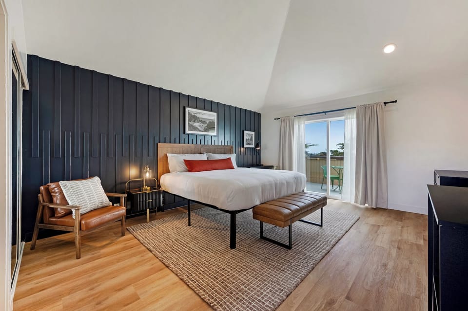 Comfort Room, 1 King Bed | Iron/ironing board, free WiFi, bed sheets