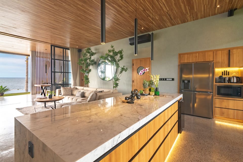 Full-size fridge, microwave, oven, coffee/tea maker