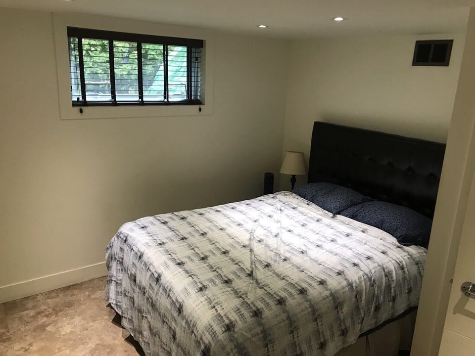 bedroom 2, with queen size bed and full size closet 