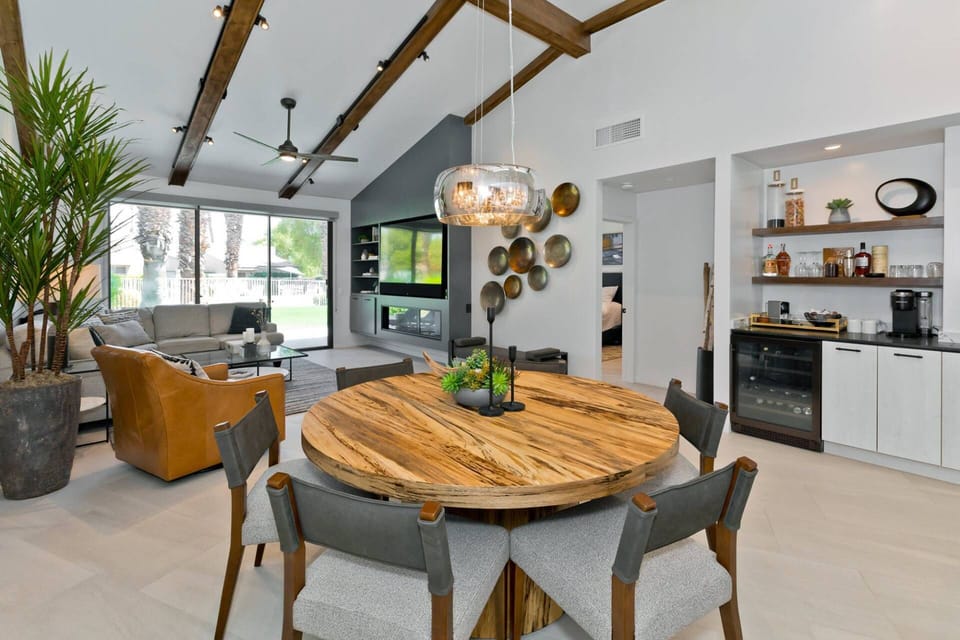 Open Floor Plan, Plenty of Natural Light