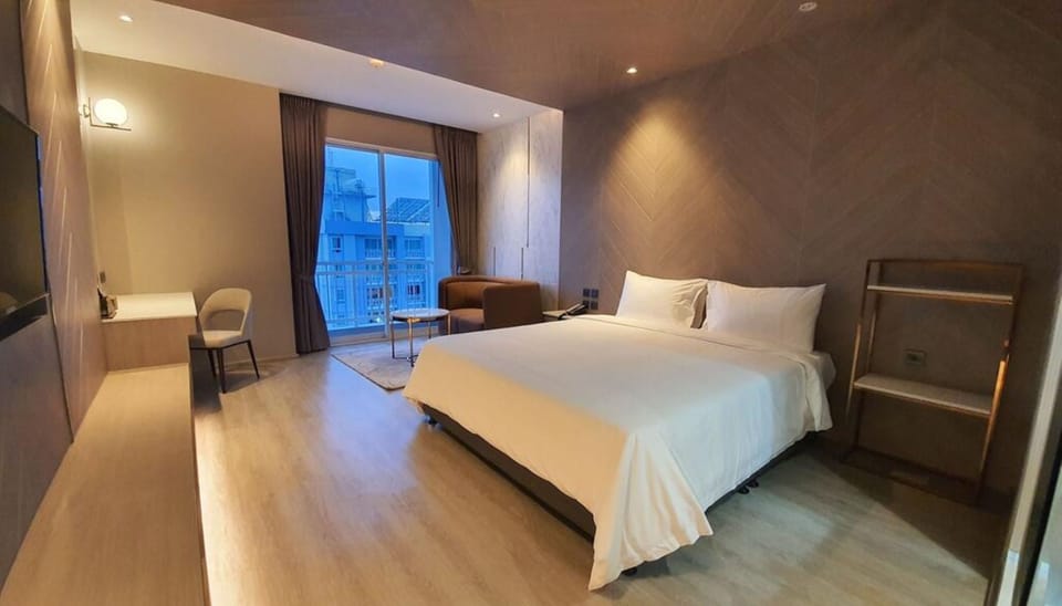 Studio, Mountain View | Minibar, in-room safe, individually decorated, rollaway beds