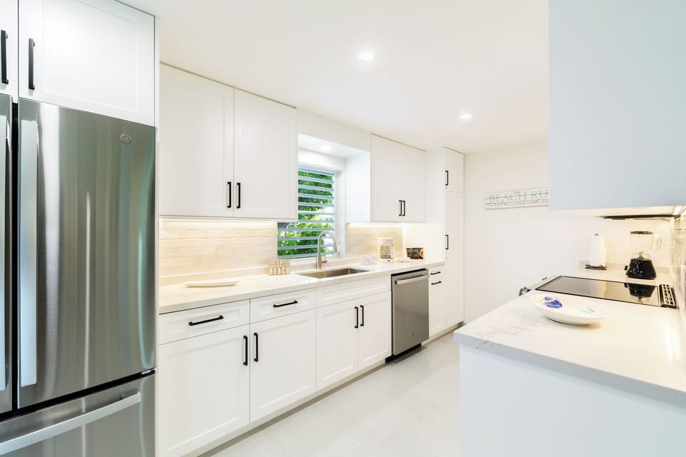 Deluxe Suite, 2 Bedrooms, Ocean View | Private kitchen | Coffee/tea maker, microwave, toaster, blender
