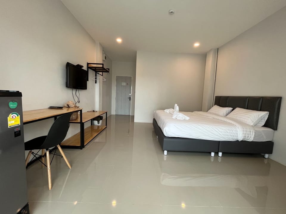 Superior Double Room, 1 King Bed, Non Smoking, Balcony | Desk, laptop workspace, free WiFi