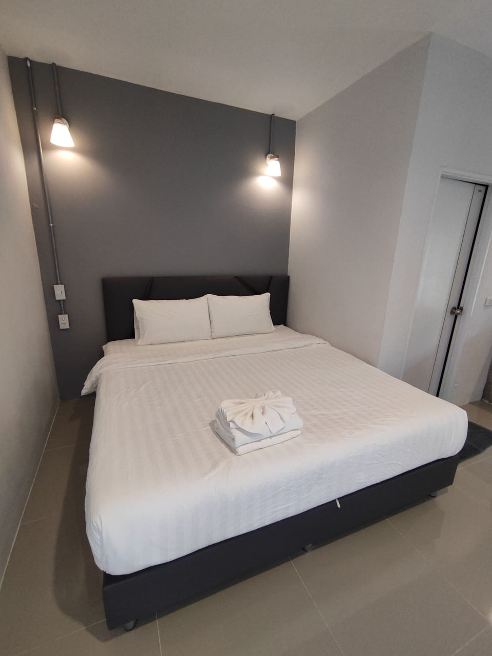 Superior Studio | Desk, laptop workspace, free WiFi