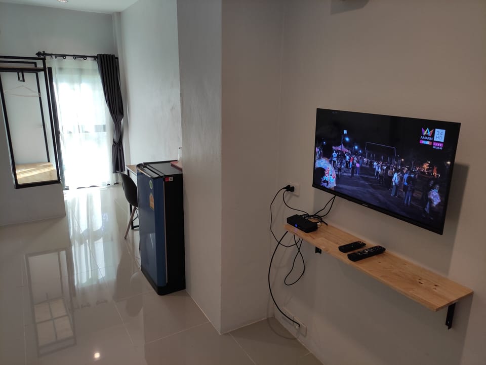 Superior Studio | Living area | 32-inch flat-screen TV with satellite channels, TV