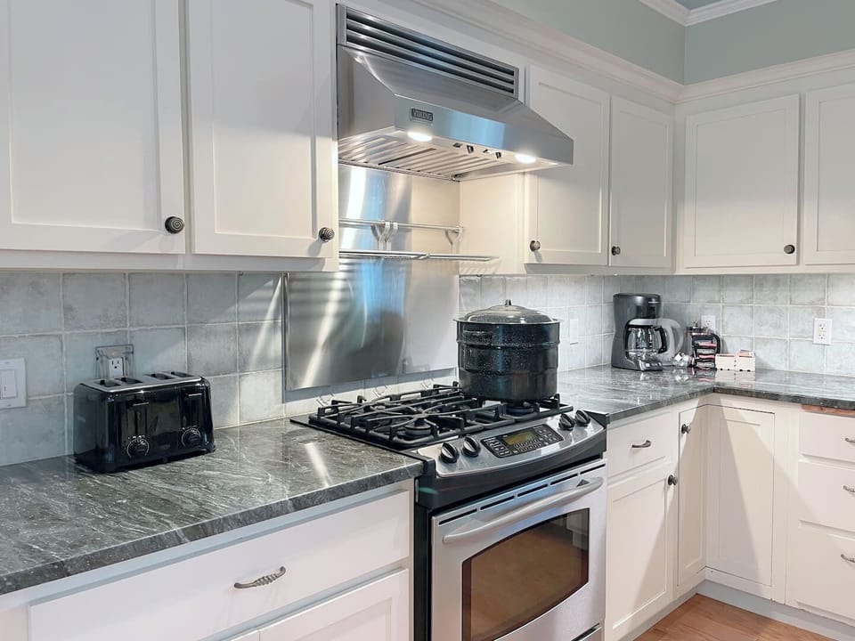 Kitchen has everything you need