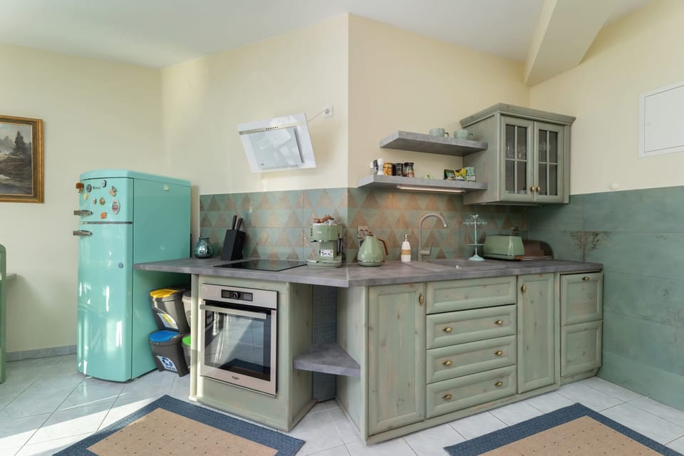 A spacious layout combining the kitchen and dining area, featuring a comfortable and functional design.
