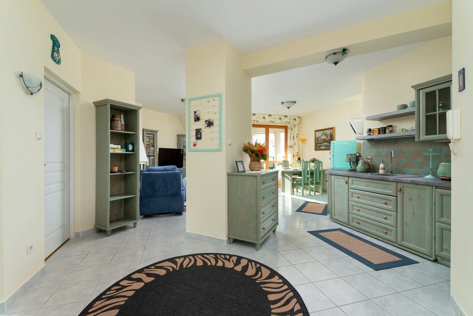 A spacious layout combining the kitchen and dining area, featuring a comfortable and functional design.