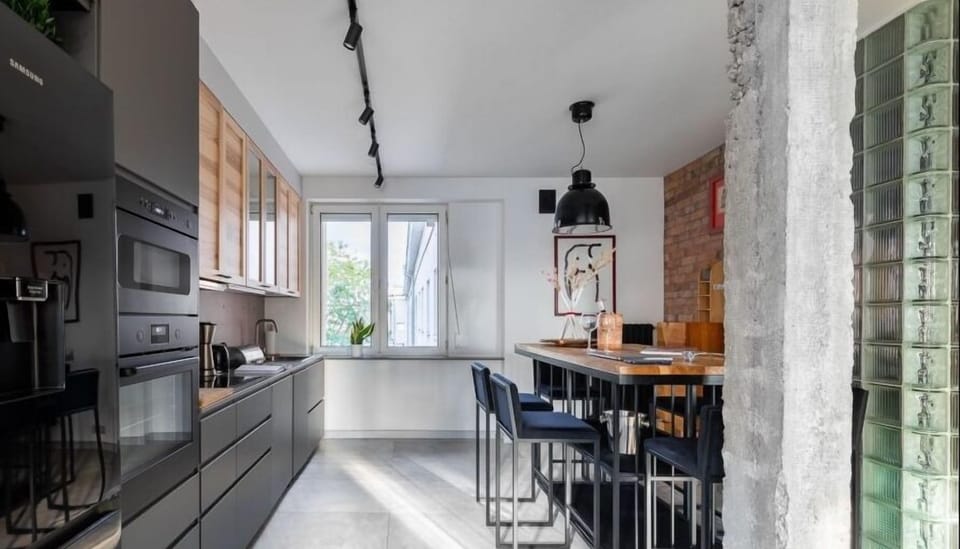 Deluxe Apartment | Private kitchen | Fridge, microwave, oven, stovetop