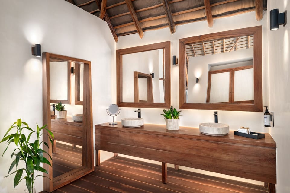 Casa Zamna Ocean Front Presidential Suite King Bed | Bathroom | Shower, rainfall showerhead, free toiletries, hair dryer