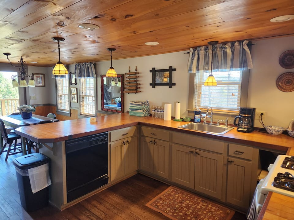 Cabin (Offsite) | Private kitchen | Coffee/tea maker