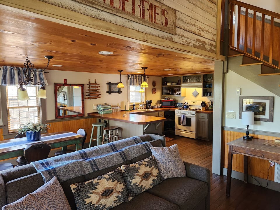 Cabin (Offsite) | Living area | 32-inch flat-screen TV with cable channels, TV