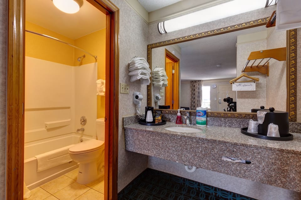 Combined shower/tub, hair dryer, towels