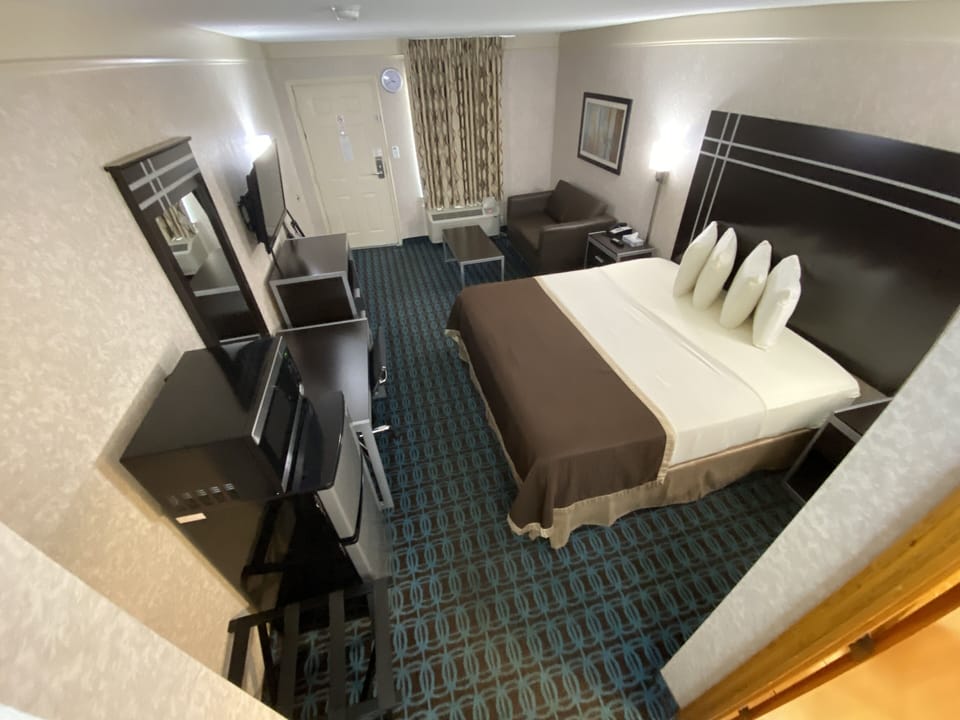Standard Room, 1 King Bed, Non Smoking | Premium bedding, pillowtop beds, desk, cribs/infant beds