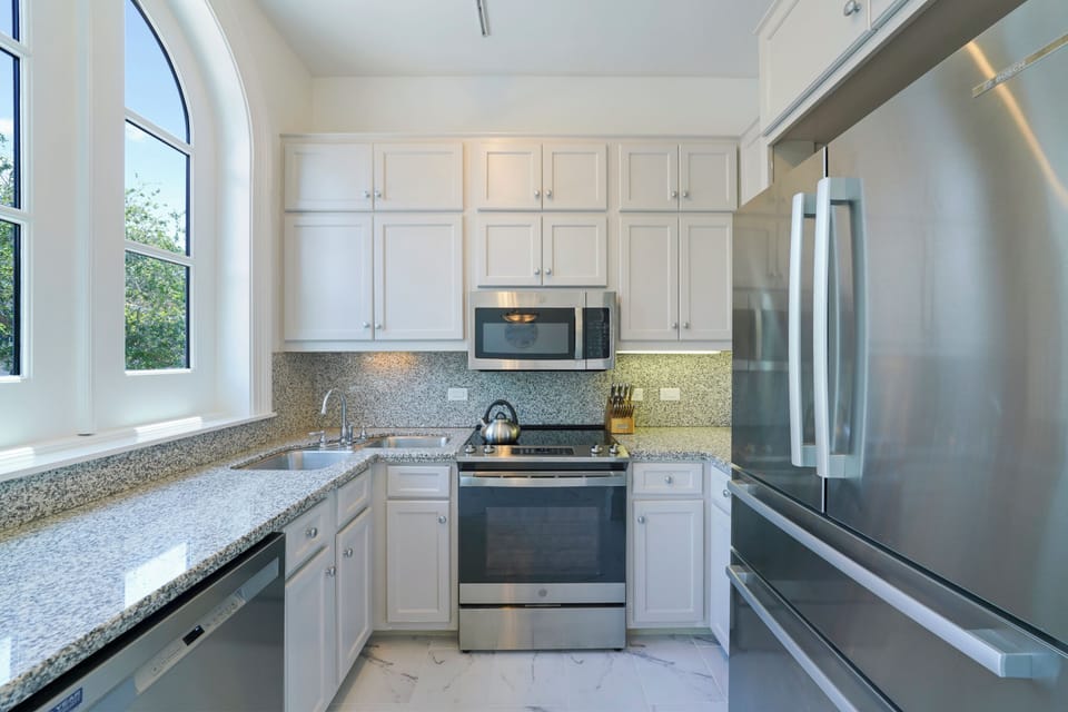 UPDATED KITCHEN W/ALL STAINLESS STEEL APPLIANCES THROUGHOUT