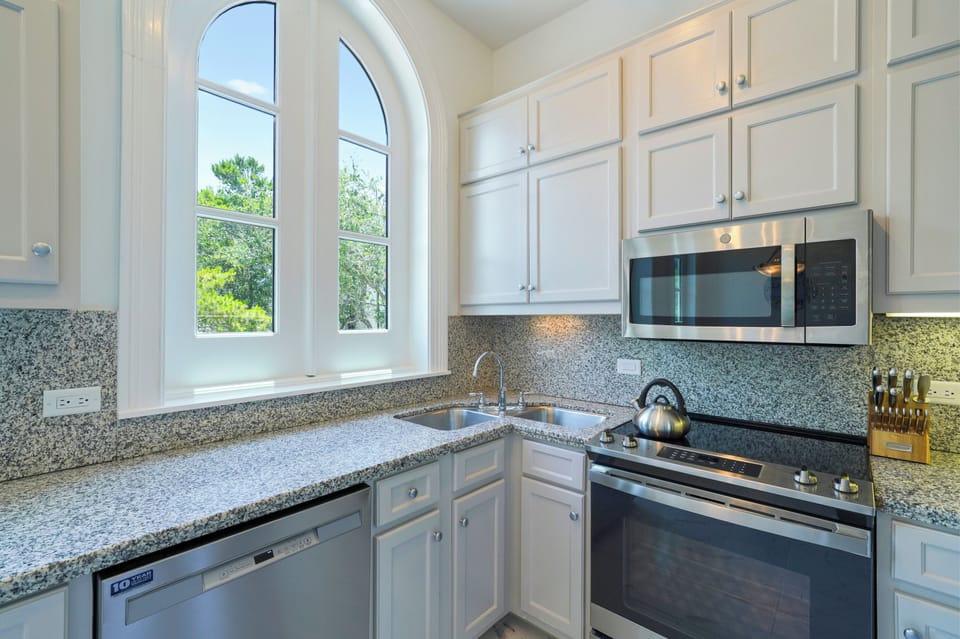 FOUR BURNER ELECTRICAL STOVE TOP, MOUNTED MICROWAVE UP