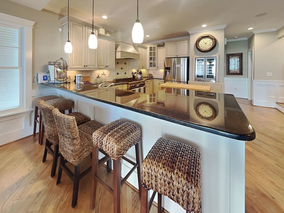 Fully Equipped Kitchen with Breakfast Bar Seating for 6