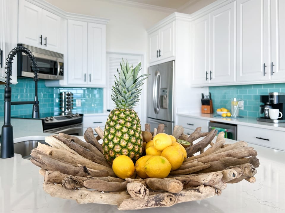 And the fully stocked gourmet kitchen makes gastronomy easy!