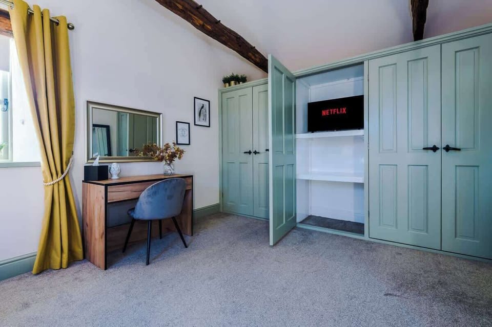 The master bedroom is equipped with a super-king. This bedroom benefits from a private en-suite and a 40-inch SMART TV with Netflix.