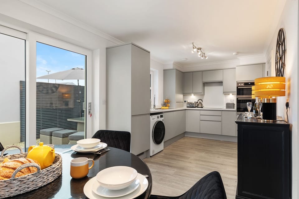 Cottage Mews Seaside Cottage, Sea Views