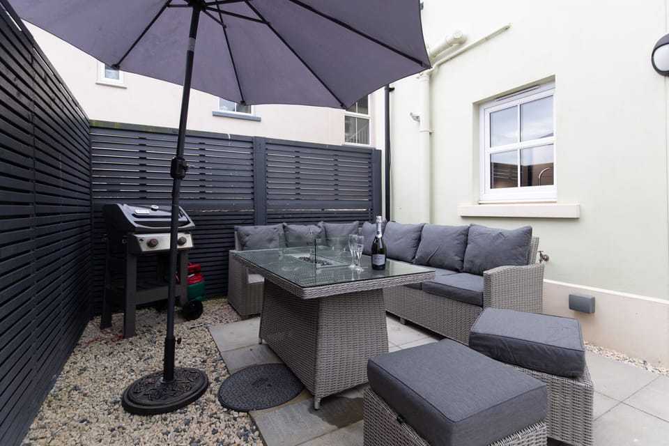 Cottage Mews Seaside Cottage, Sea Views