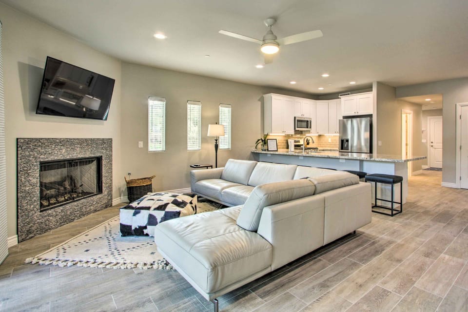 Single-Story Unit | Living Room | Smart TV | Free WiFi