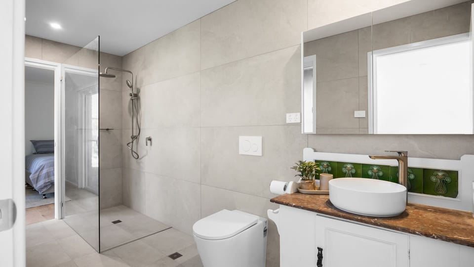 Ensuite downstairs 