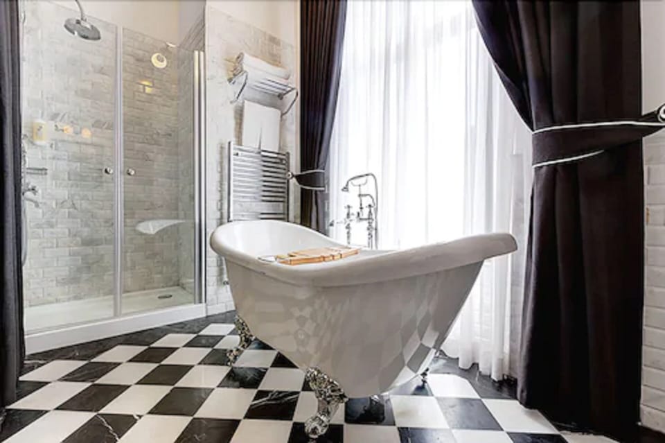 Deluxe Suite Room | Bathroom | Slippers, towels
