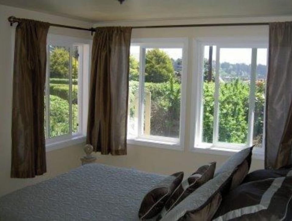Bedroom 1: Queen Bed